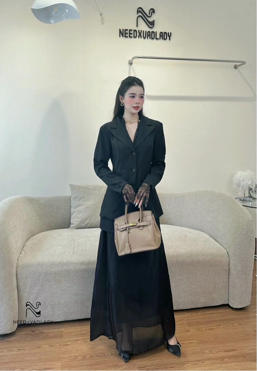 Set blazer và chân váy dài màu đen, phối cùng áo kiểu và giày cao gót