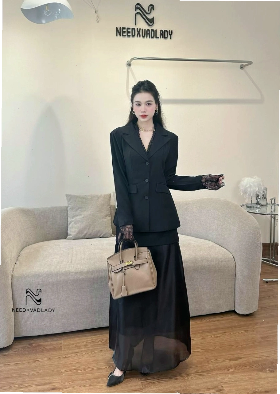 Set blazer và chân váy xếp ly màu be, phối cùng áo thun trắng