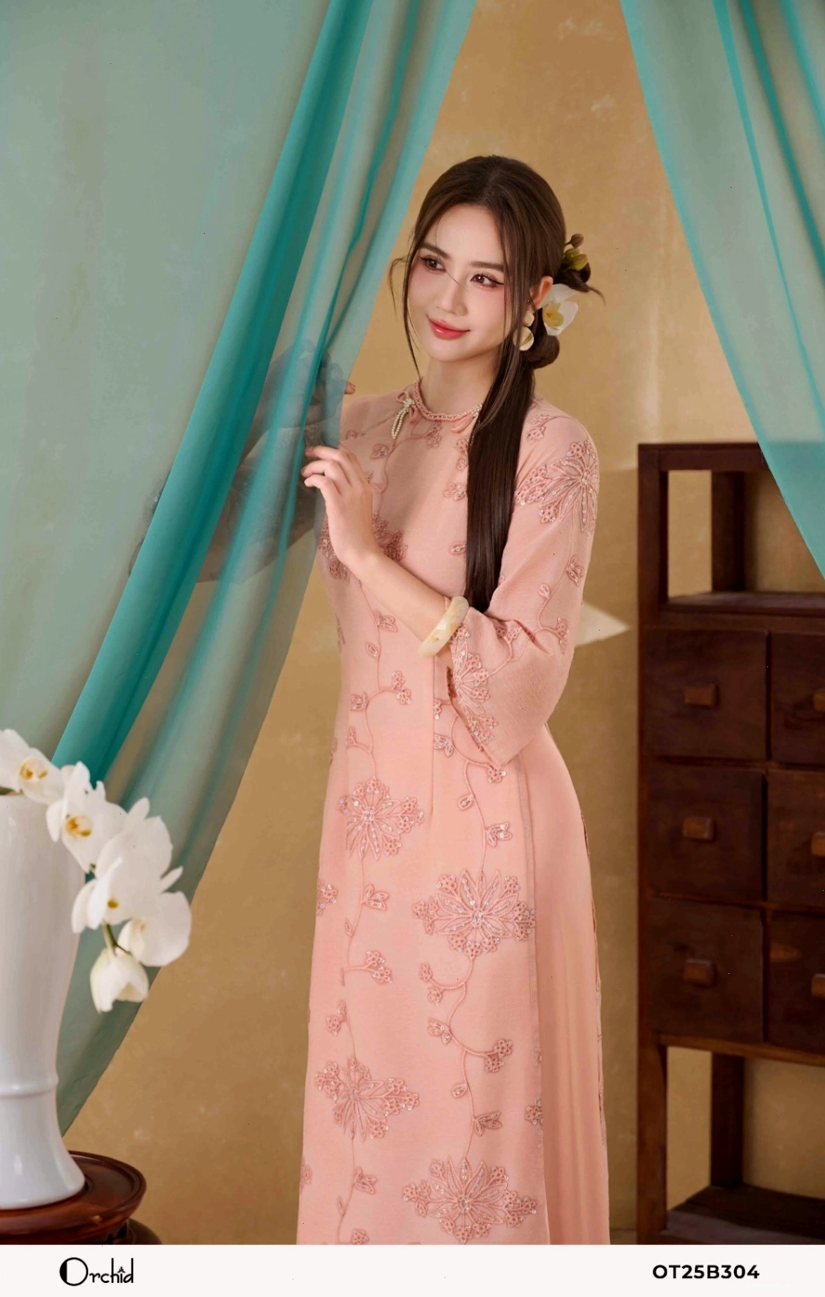 Sét bộ áo dài tơ thêu hoa 3D nổi kim sa màu hồng phấn, cổ tròn tay lỡ
