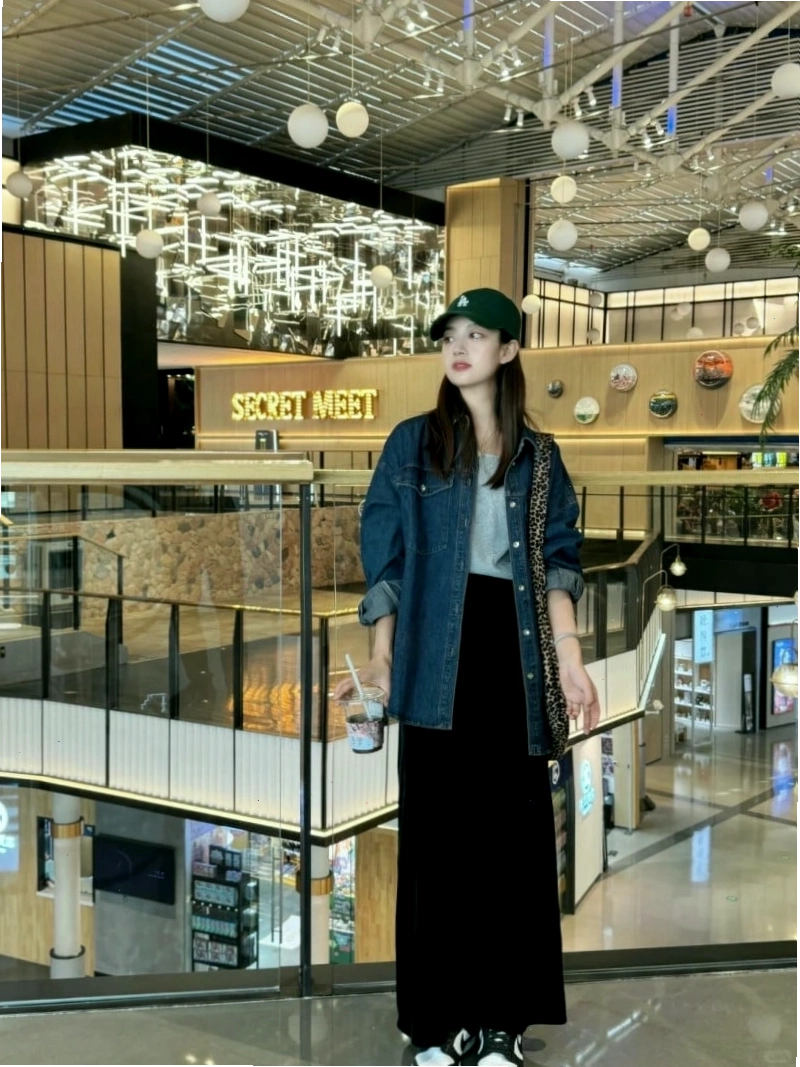 Set đồ dạo phố cá tính với áo sơ mi denim nữ