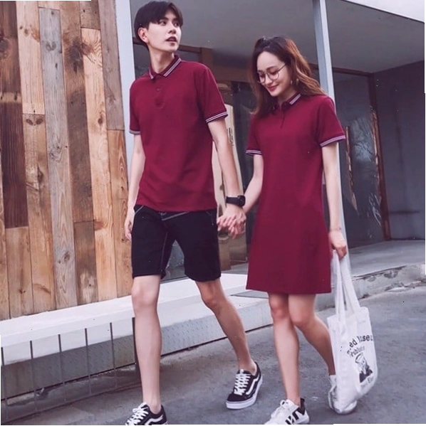 Set đồ đôi cổ bẻ trẻ trung, năng động, trang phục của nữ là váy, của nam là áo sơ mi và quần short
