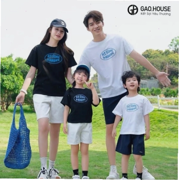 Set đồ gia đình màu xanh lá, áo cổ tròn tạo cảm giác tươi mát, gần gũi thiên nhiên