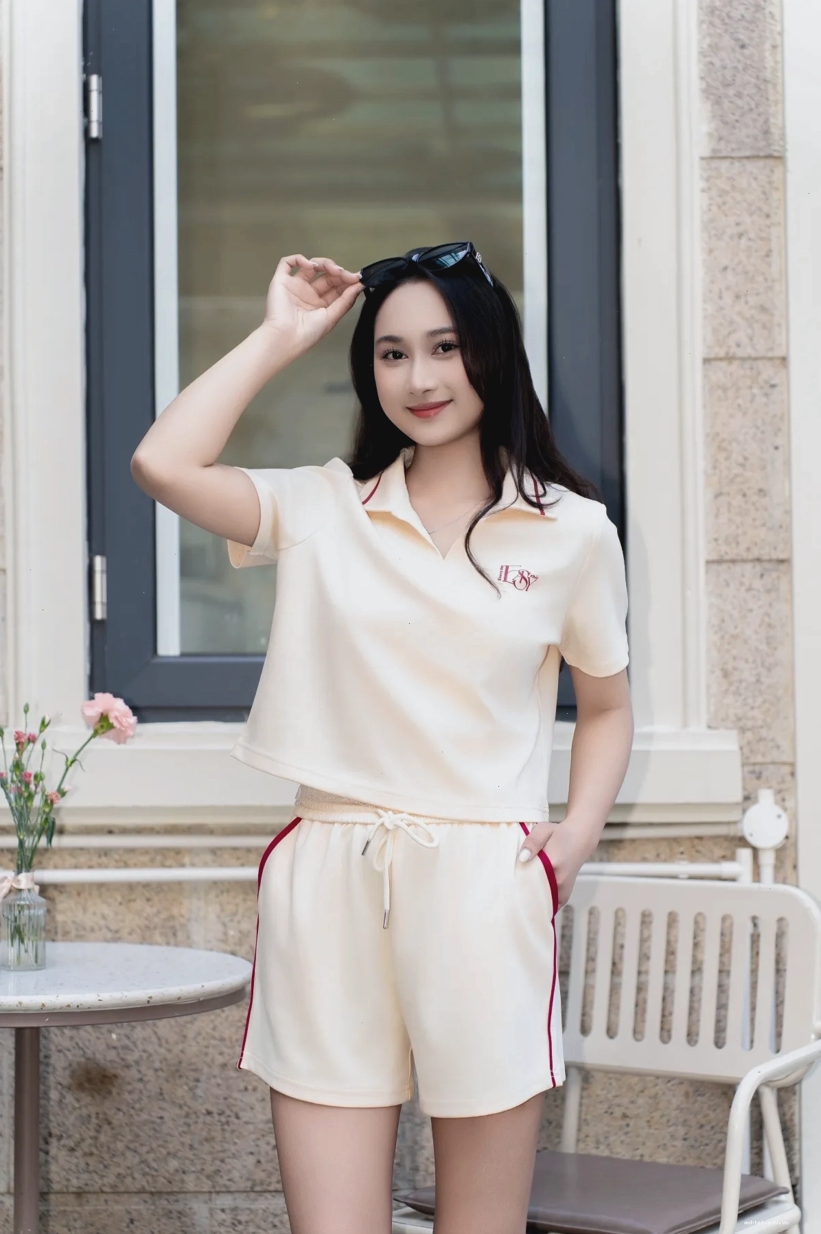 Set đồ nữ gồm áo cộc tay cổ bẻ và quần short
