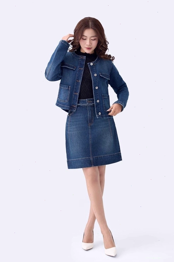 Set đồ với chân váy jean chữ A ngắn, áo hai dây và jacket