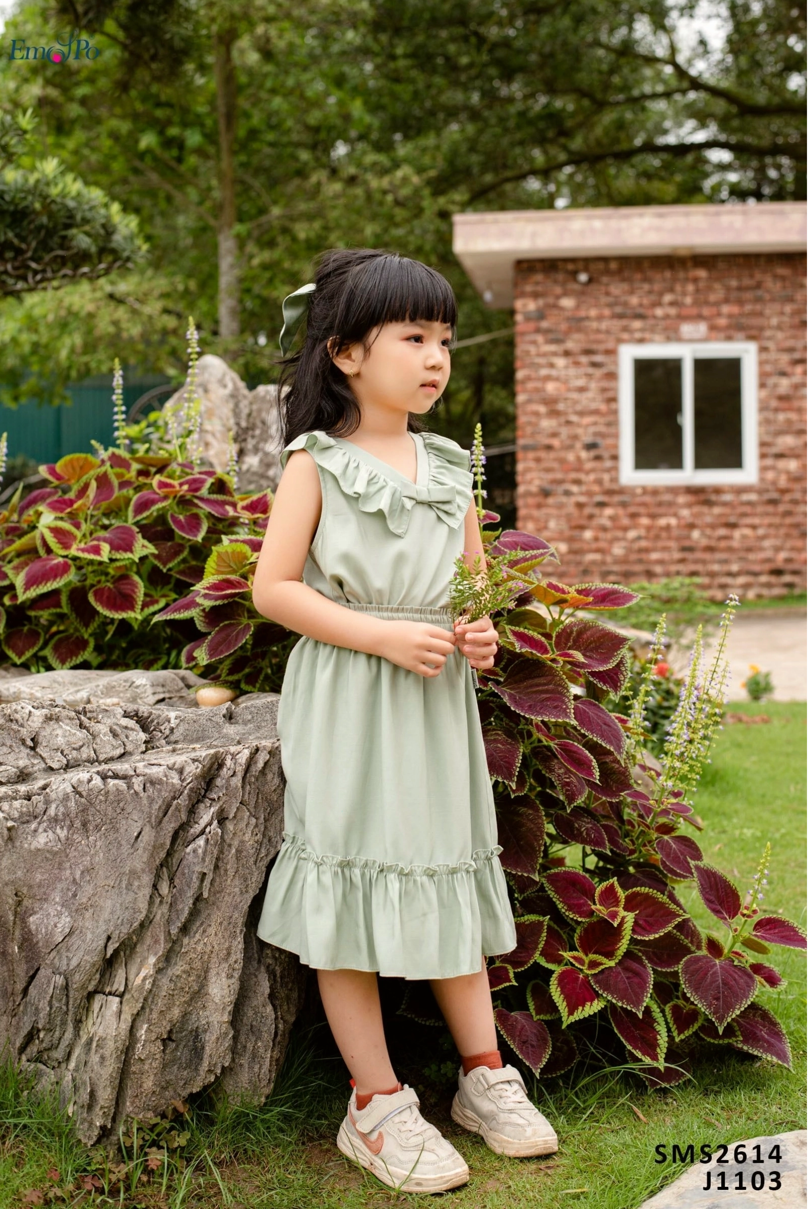Sơ mi bé gái sát nách cổ tim viền bèo, đi bộ j1102