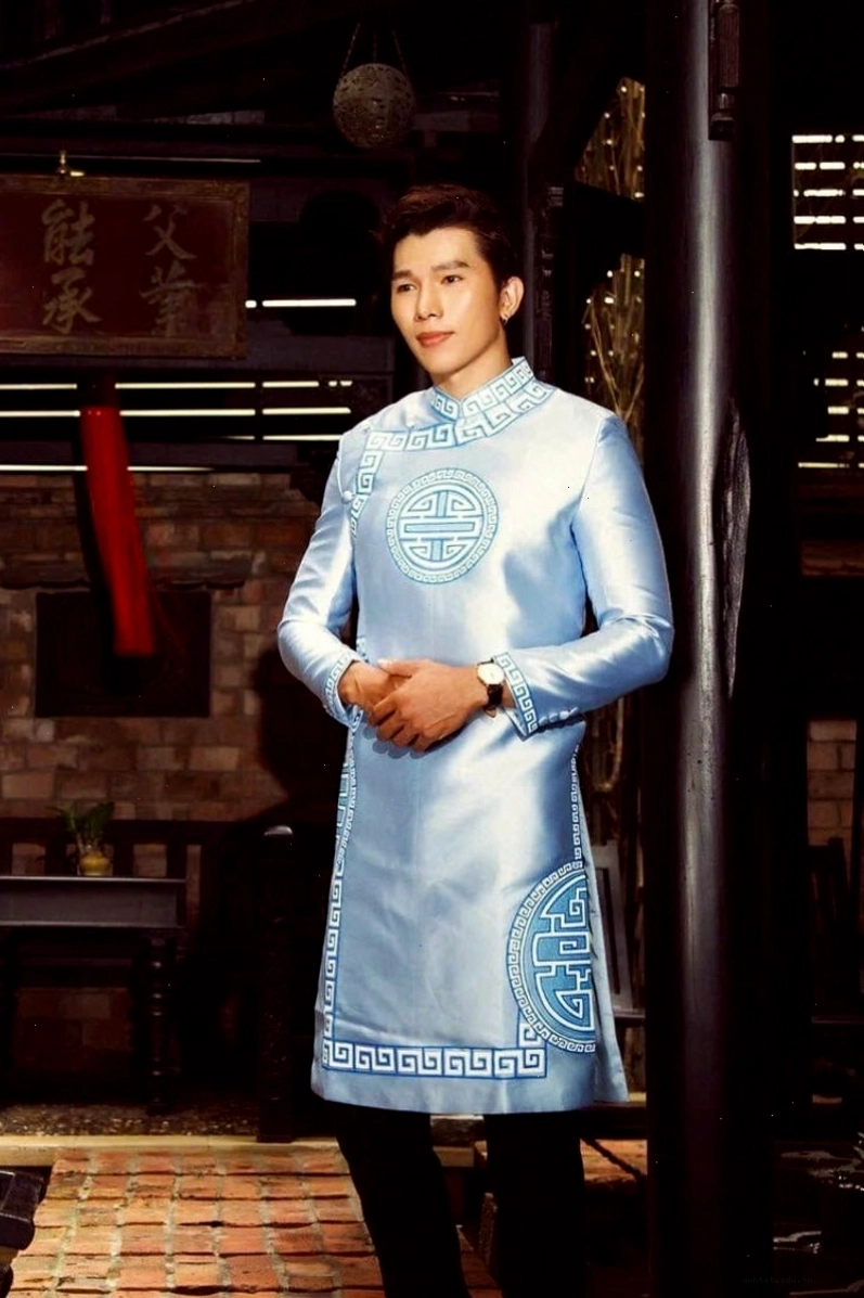Tạo dáng tinh nghịch với áo dài tết nam cách tân