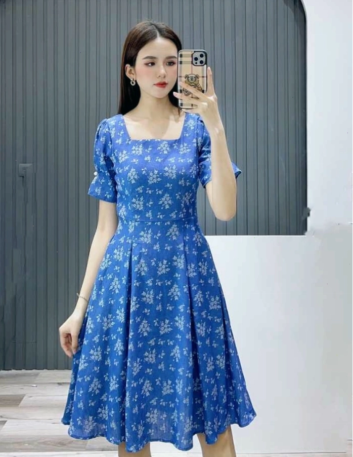 Thiết kế cổ vuông rộng giúp nàng khoe xương quai xanh gợi cảm trên mẫu đầm hoa nhí dáng dài màu xanh