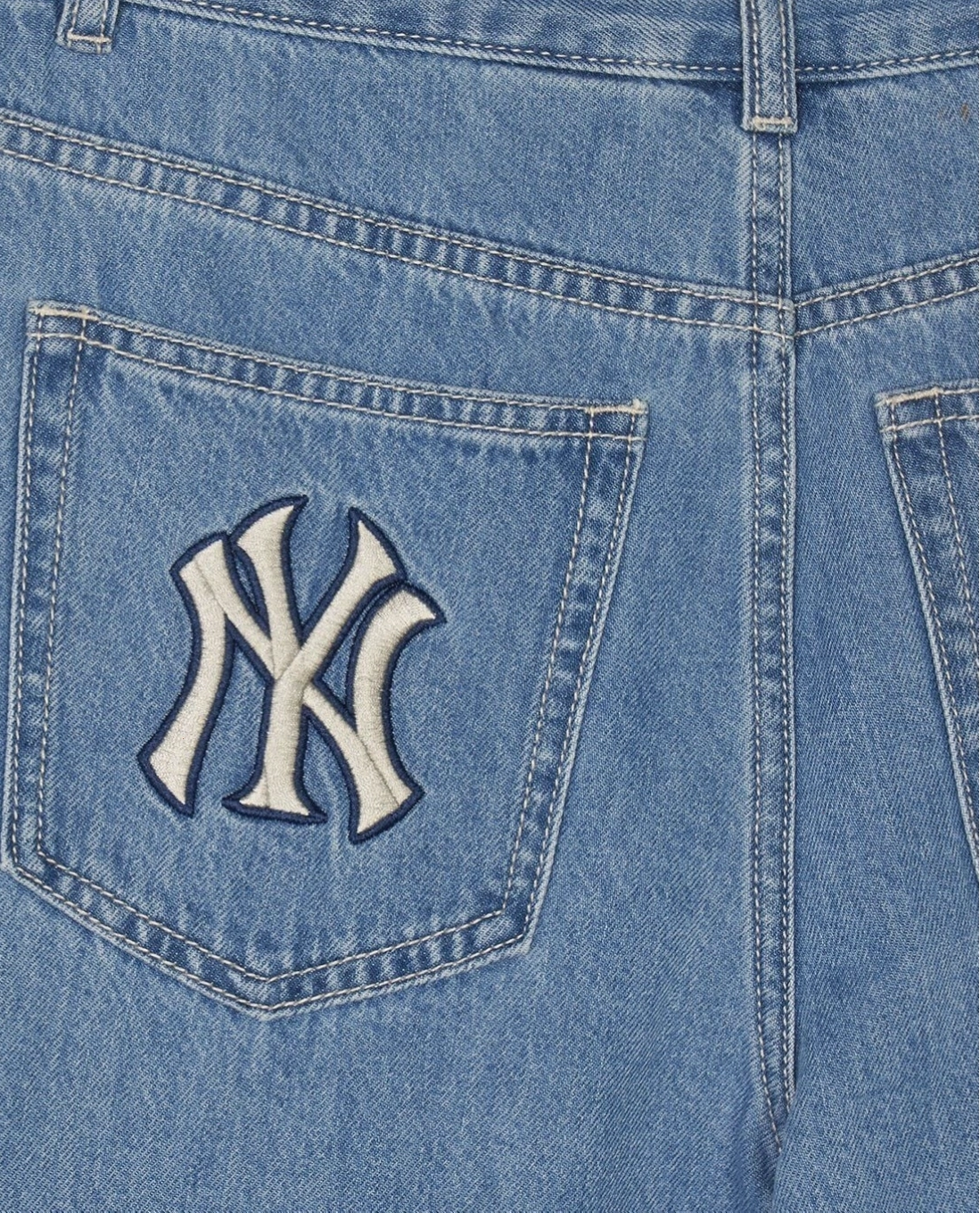 Toàn cảnh outfit quần jeans nữ ống rộng basic với áo thun và phụ kiện đi kèm