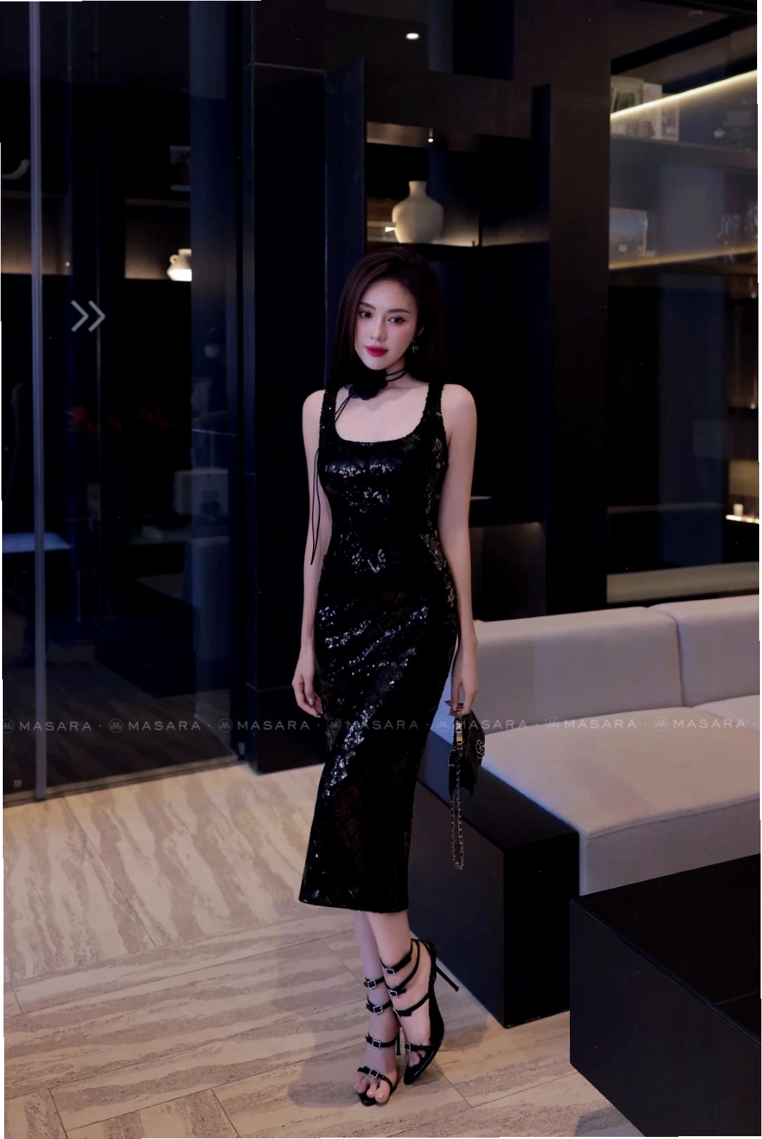 Tổng thể đầm body kim sa đen, kiểu dáng ôm sát tôn vóc dáng