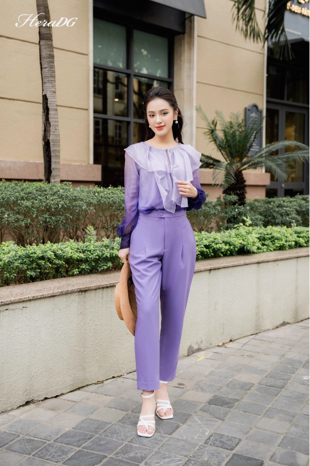 Trọn bộ outfit áo dài cổ bèo màu xanh ngọc bích phối cùng quần lụa trắng, tạo nên phong cách thanh lịch và hiện đại