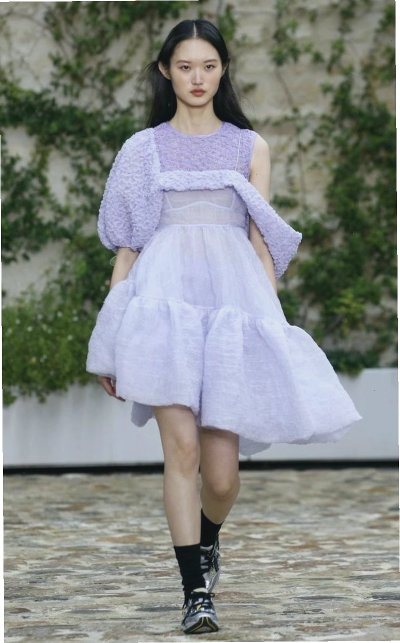 Váy babydoll dáng dài màu trắng phối cùng giày lười xám