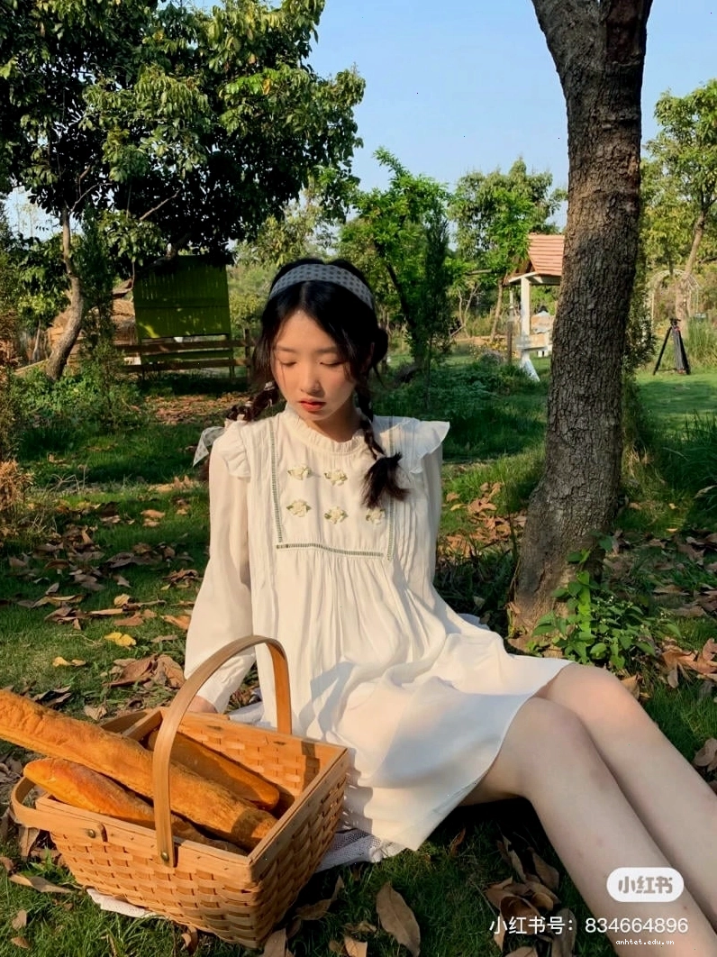 Váy babydoll dáng dài tay phồng màu xanh mint, cổ V, chất liệu voan mỏng