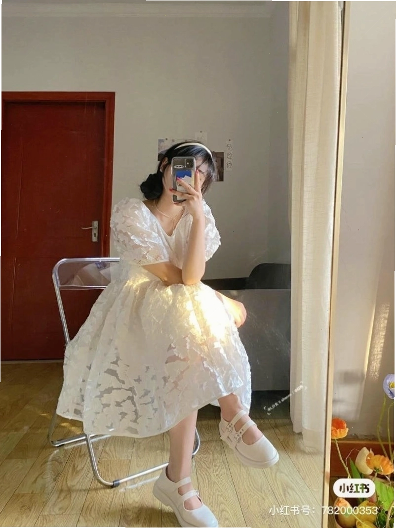 Váy babydoll dáng ngắn màu be phối cùng giày Mary Jane