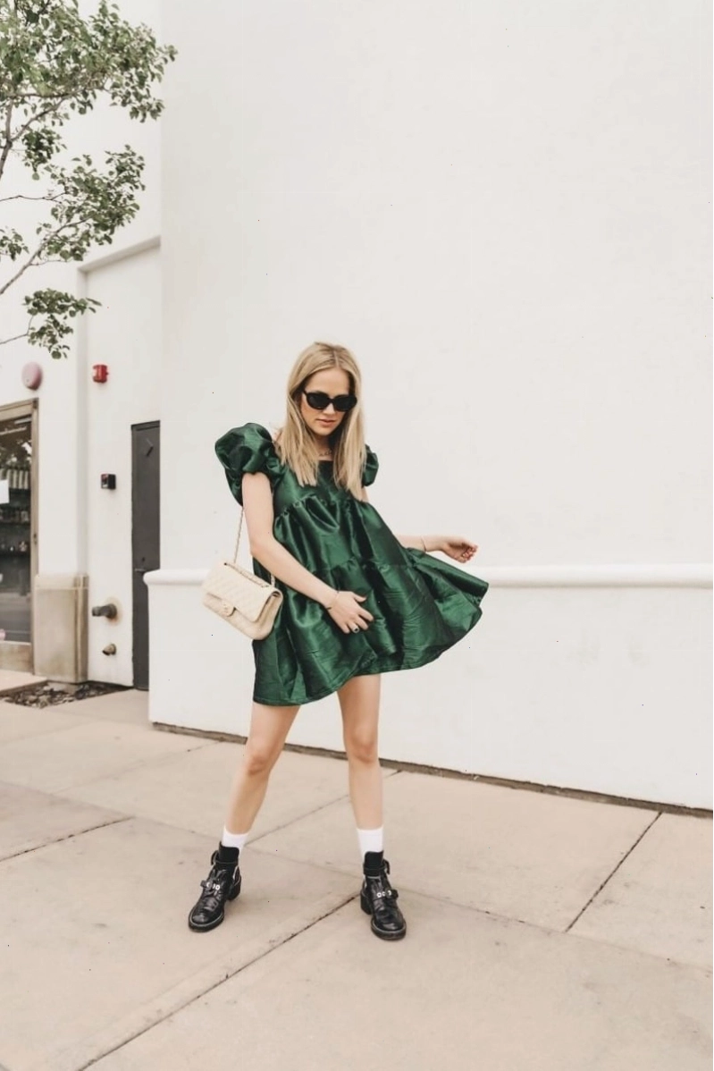 Váy babydoll màu xanh lá phối cùng giày lười trắng