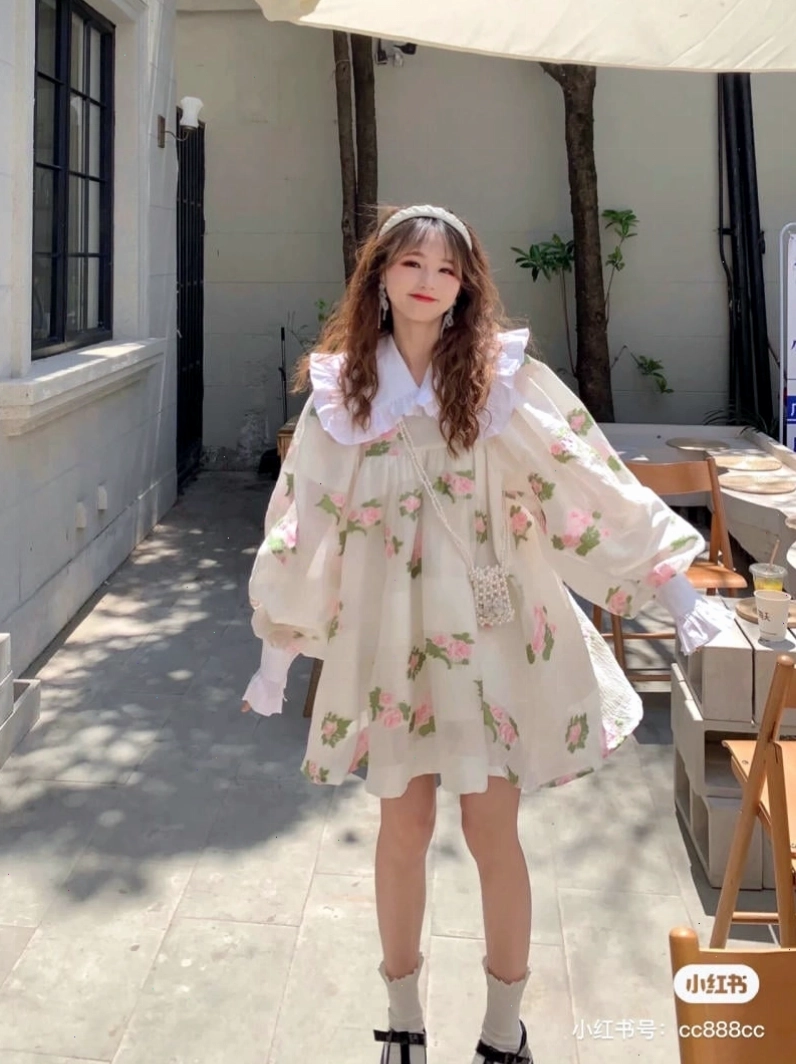 Váy babydoll tay phồng dáng dài màu trắng, cổ tròn, chất liệu vải voan mỏng