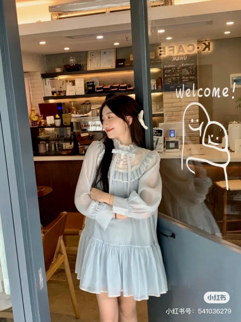 Váy babydoll tay phồng dáng dài màu xanh dương nhạt, cổ tròn, chất liệu linen