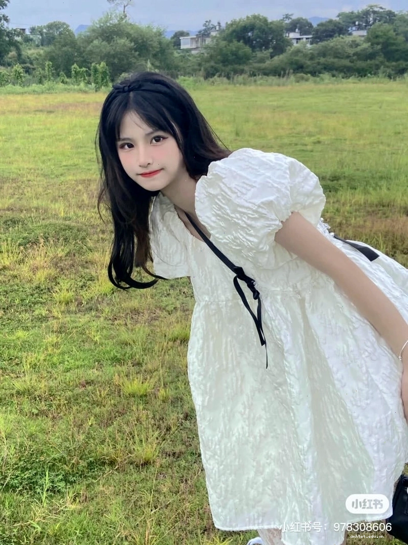 Váy babydoll tay phồng dáng ngắn màu xám tro, cổ tròn, chất liệu vải cotton