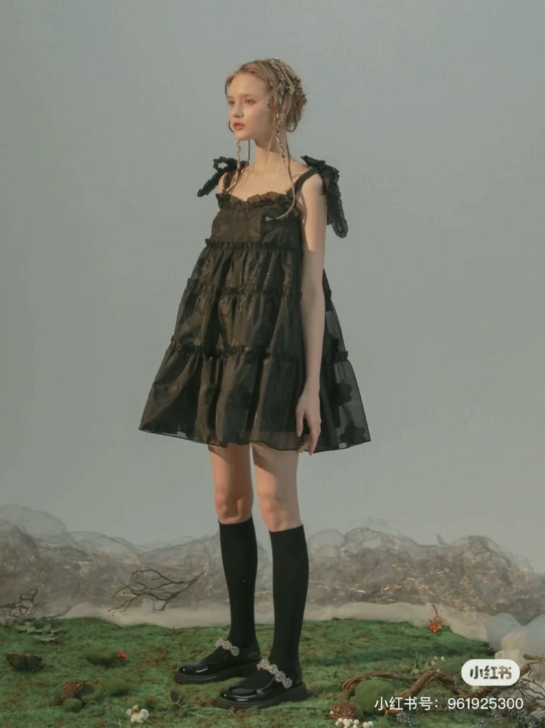 Váy babydoll tay phồng màu trắng cổ vuông, dáng ngắn, chất liệu cotton