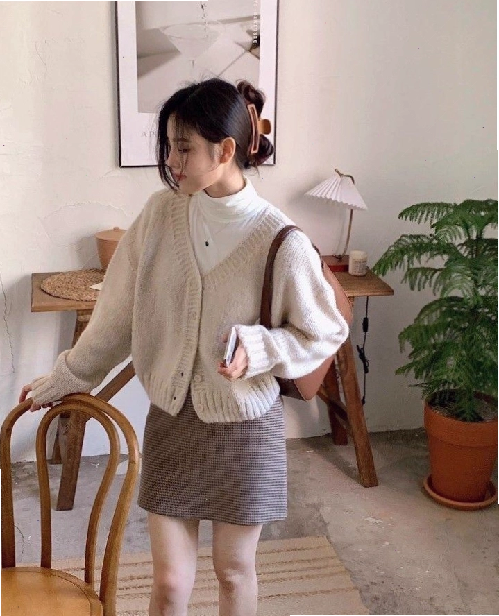 Váy chữ A ngắn màu đen phối áo kiểu và phụ kiện túi xách