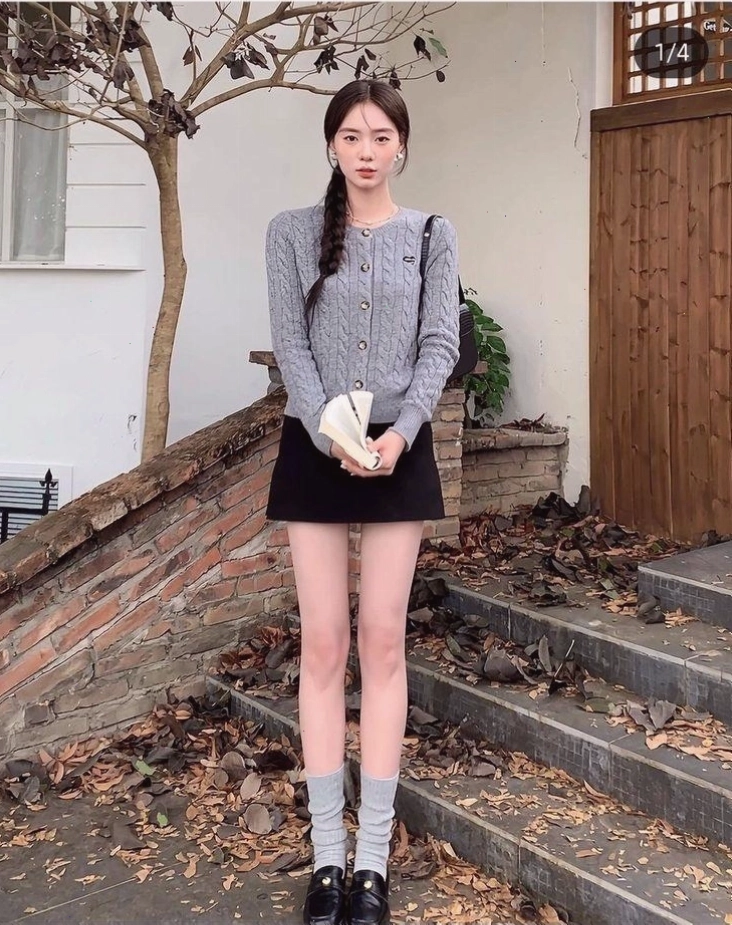 Váy chữ A ngắn phối áo kiểu và phụ kiện túi xách