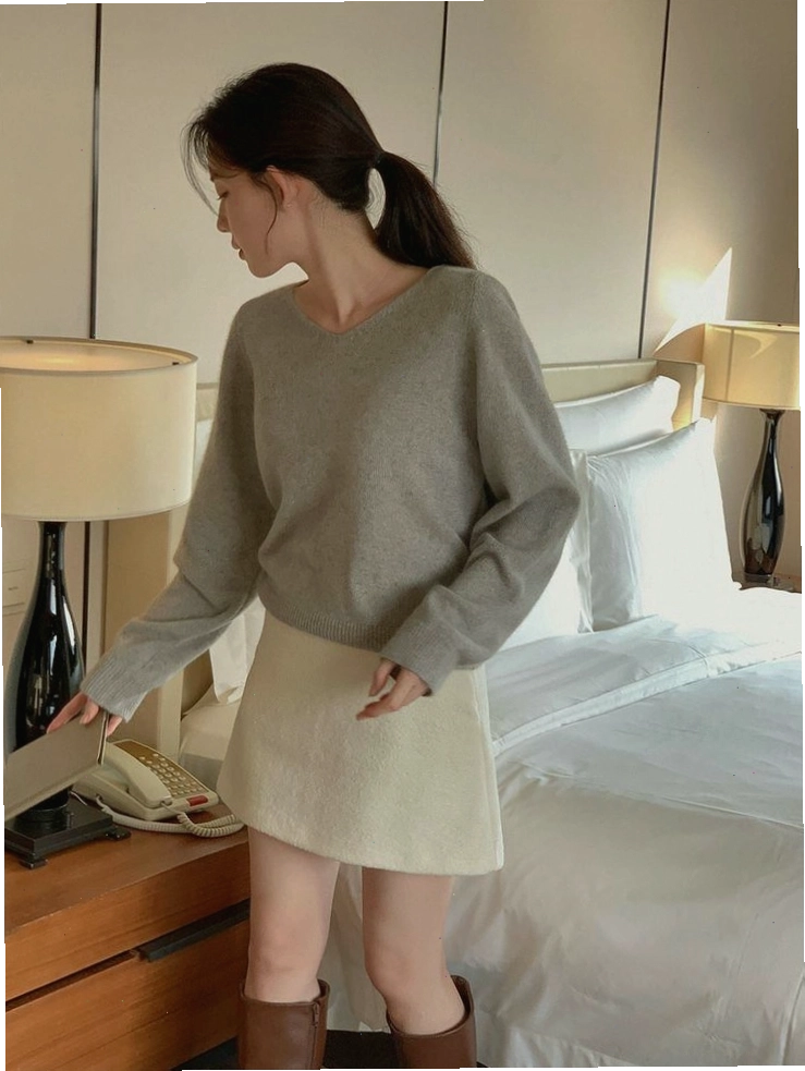 Váy chữ A ngắn phối áo sơ mi và phụ kiện