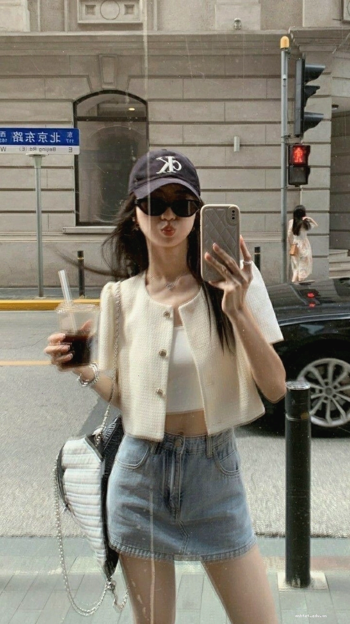 Váy chữ A ngắn phối cùng áo sơ mi oversize