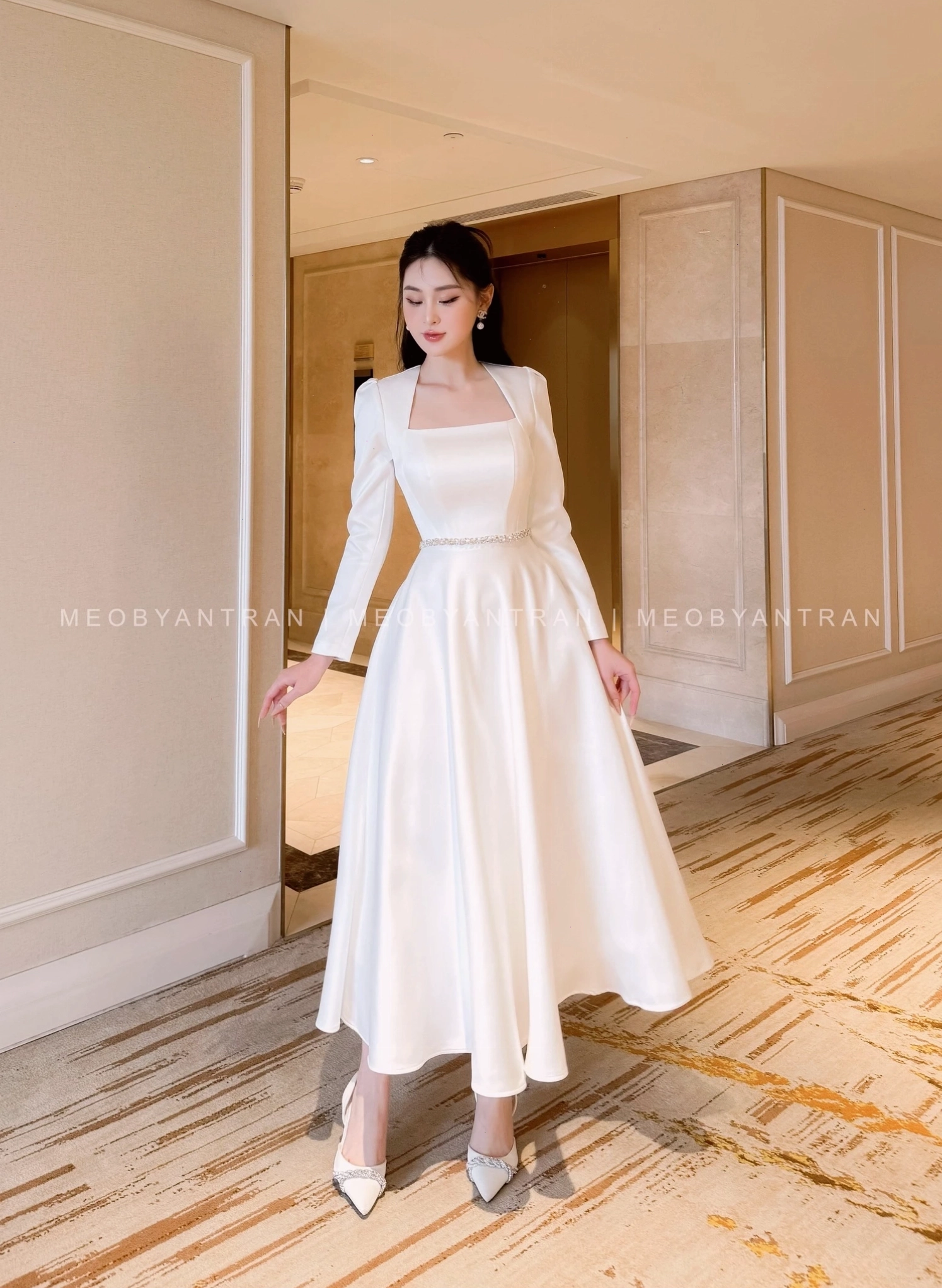 Váy cưới đi bàn ngắn cổ vuông tay dài, chất liệu ren cao cấp