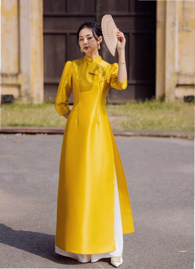 Váy dài nữ tính màu hồng pastel, cổ yếm, hai dây, dáng xoè nhẹ nhàng, chất liệu voan mỏng