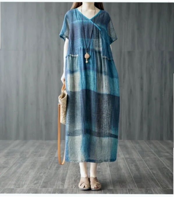 Váy đầm kẻ caro vải lanh cotton tay ngắn màu xanh, cổ bẻ, cài cúc, form suông rộng, tạo phong cách vintage.