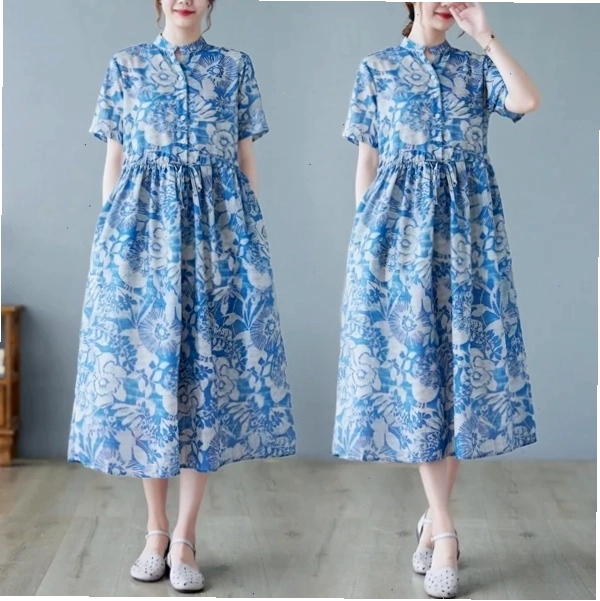 Váy đầm tay ngắn in họa tiết nghệ thuật, dáng suông, cổ tròn, màu sắc tươi tắn.