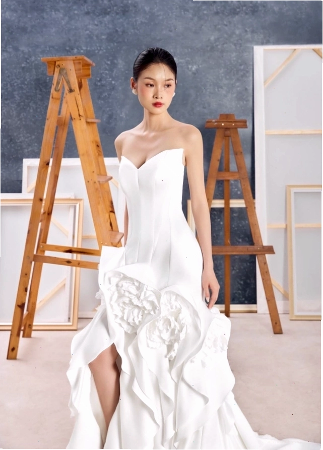 Váy đầm xẻ tà cao cấp dáng slip dress, màu xanh navy, chất liệu lụa mềm mại.
