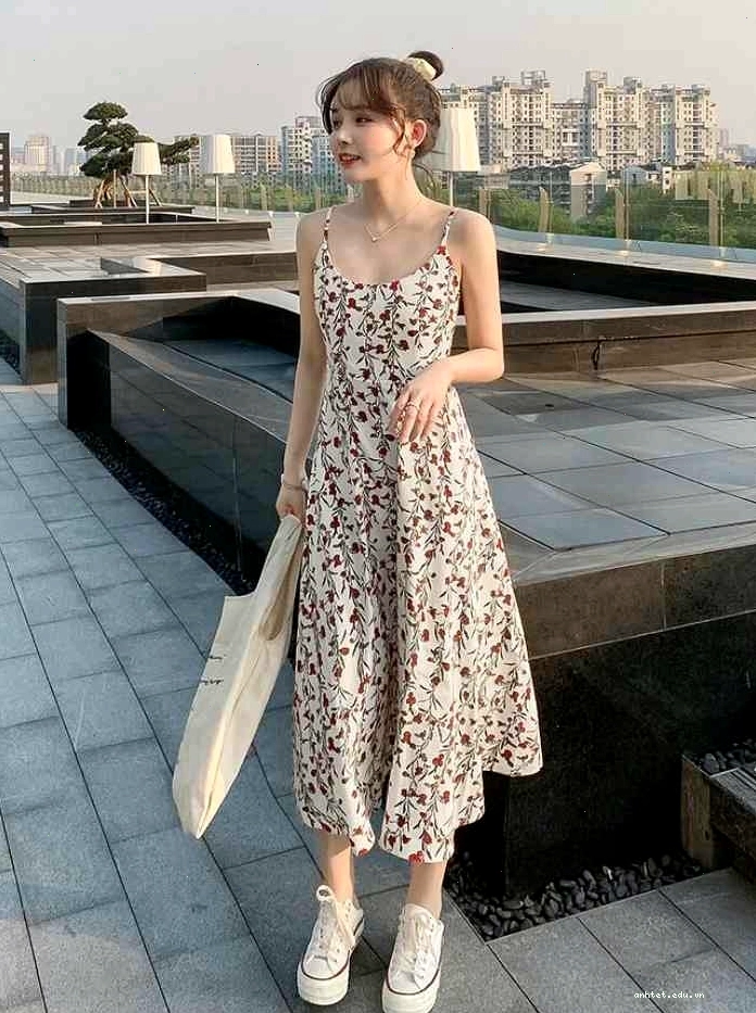 Váy hoa nhí 2 dây mang đến sự quyến rũ và gợi cảm, màu trắng với họa tiết hoa nhí nhỏ