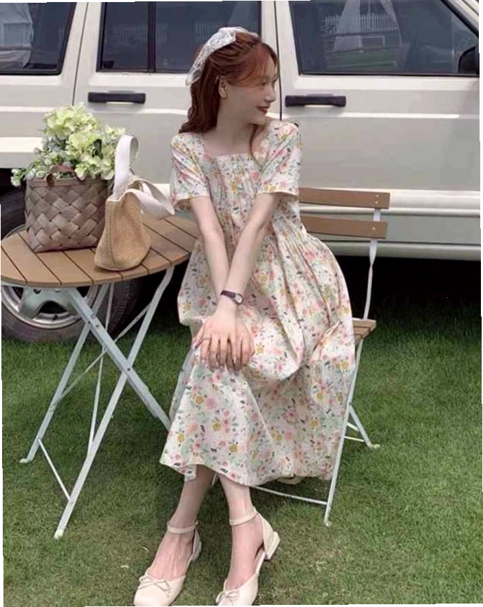 Váy hoa nhí dáng babydoll dài, màu hồng pastel, họa tiết hoa nhí màu trắng, cổ tròn tay phồng