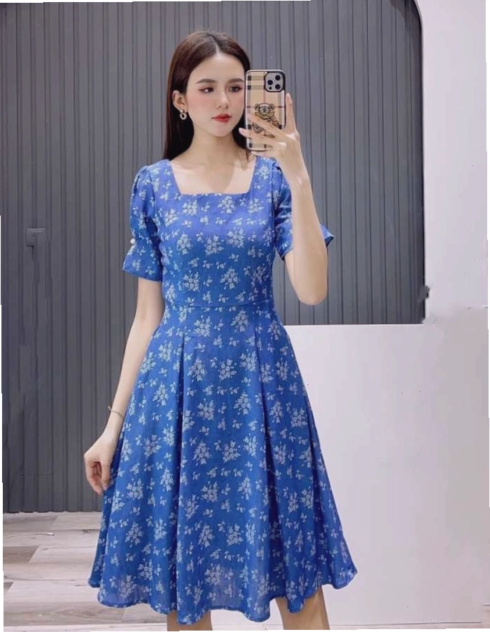 Váy hoa nhí dáng dài cổ vuông, tay phồng nhẹ, màu xanh coban, họa tiết hoa trắng