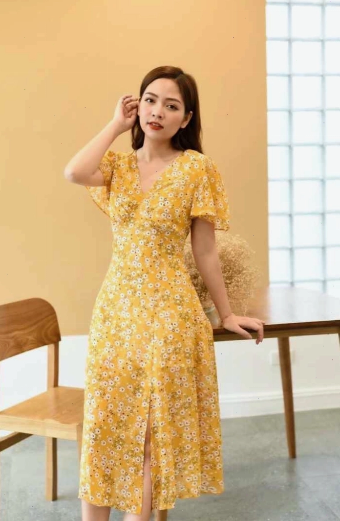 Váy hoa nhí dáng dài màu vàng tươi, họa tiết hoa trắng, cổ vuông, tay ngắn, kiểu dáng vintage giúp che khuyết điểm tốt
