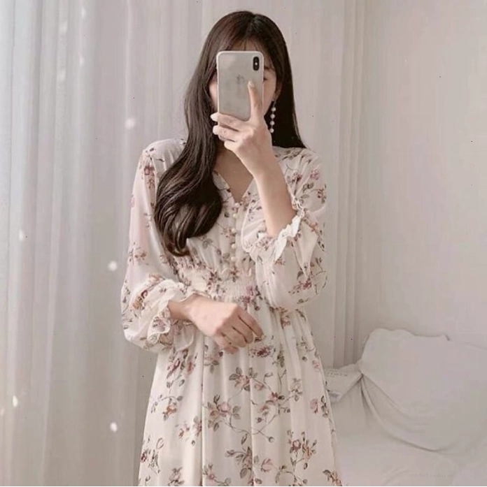 Váy hoa nhí dáng dài tay dài, cổ tròn, màu xanh dương, họa tiết hoa trắng