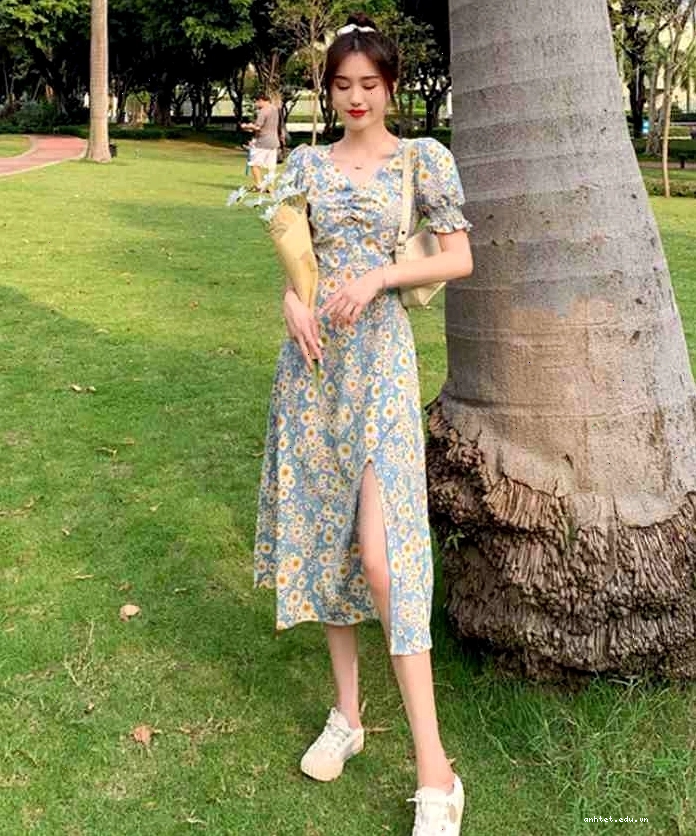 Váy hoa nhí dáng dài xẻ tà, màu đỏ đô, họa tiết hoa nhí màu đen, cổ tròn tay ngắn