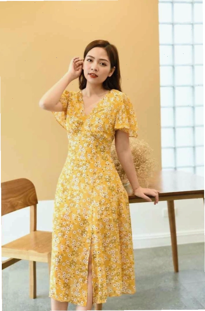 Váy hoa nhí dáng dài xòe chữ A, màu vàng chanh, họa tiết hoa nhí màu trắng, cổ tròn không tay