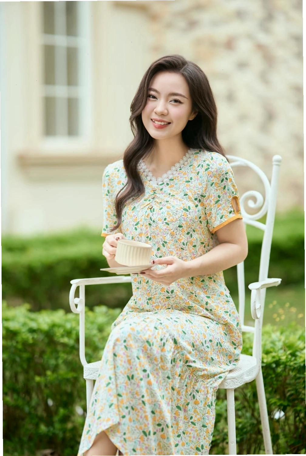 Váy hoa nhí dáng dài xòe màu xanh ngọc bích, cổ V tay ngắn, nhấn eo bằng dây rút, chân váy midi bay bổng.