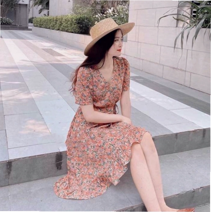 Váy hoa nhí kiểu dáng Hàn Quốc trẻ trung, màu xanh dương nhạt, họa tiết hoa trắng, cổ tròn, tay ngắn