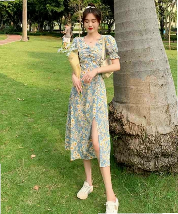 Váy hoa nhí xẻ tà giúp nàng khoe đôi chân dài nuột nà, màu đỏ rượu vang