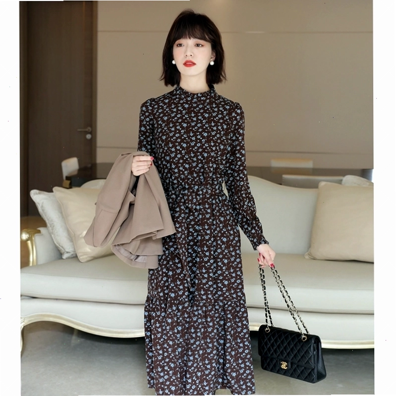 Váy hoa vintage dài dáng midi, cổ bẻ, tay lỡ, họa tiết hoa nhí xanh dương trên nền trắng, cài cúc phía trước