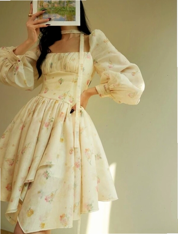 Váy hoa vintage dáng dài tay phồng, cổ vuông, họa tiết hoa nhí màu hồng pastel trên nền trắng