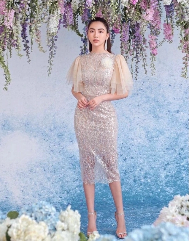 Váy kim sa body dáng dài, tay ngắn, ôm sát cơ thể khoe trọn đường cong