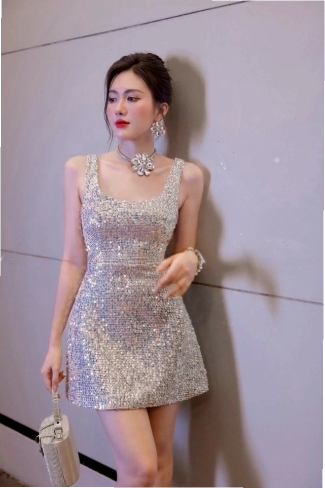 Váy kim sa dáng ôm màu vàng đồng rực rỡ, cổ V khoét sâu tôn vòng một gợi cảm