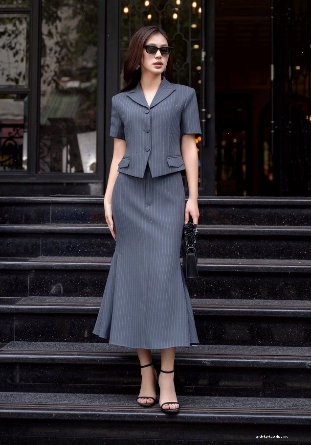 Váy midi cổ điển màu xanh rêu chất liệu linen, dáng suông, cổ sơ mi