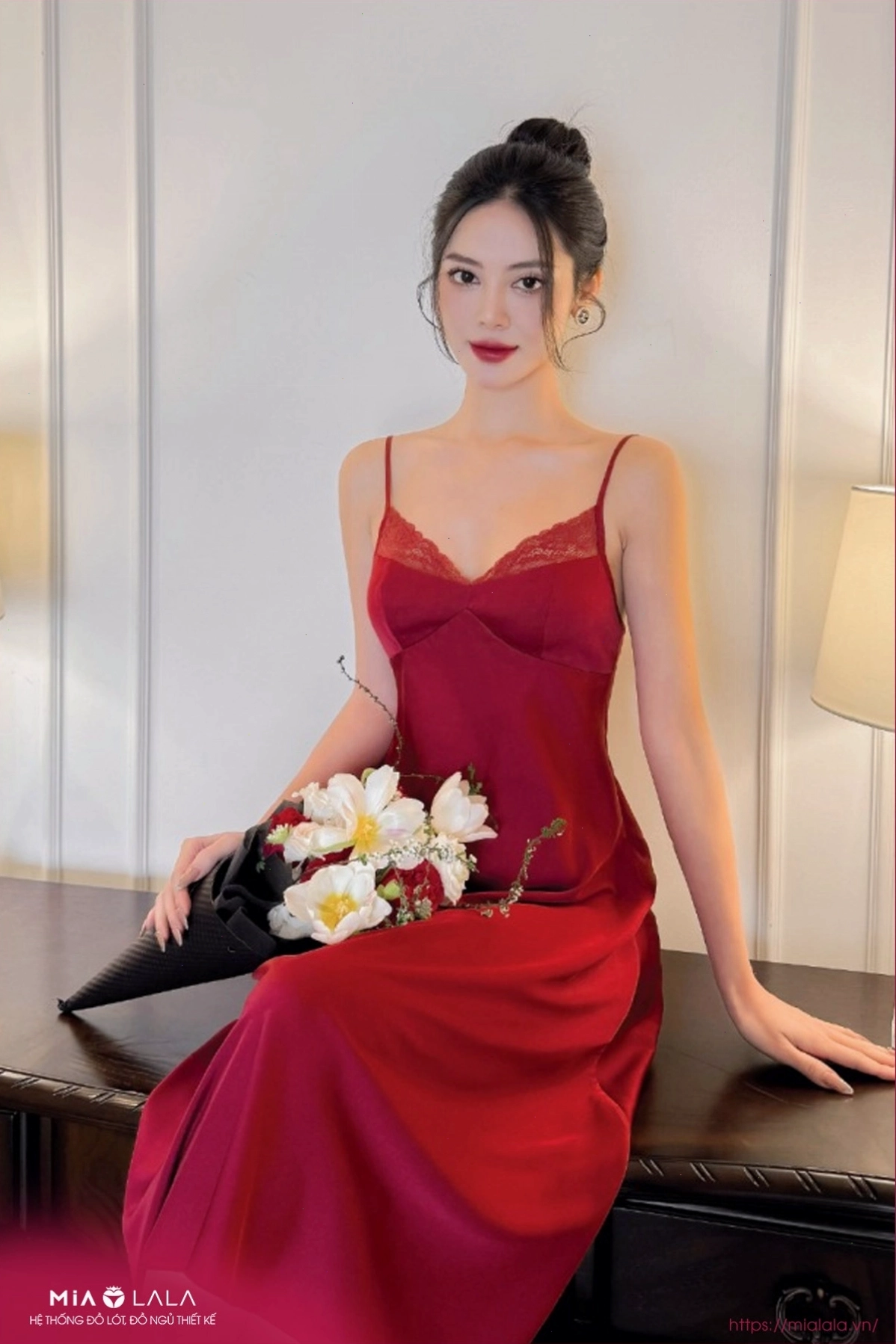 Váy ngủ lụa hai dây dáng dài màu trắng thanh lịch