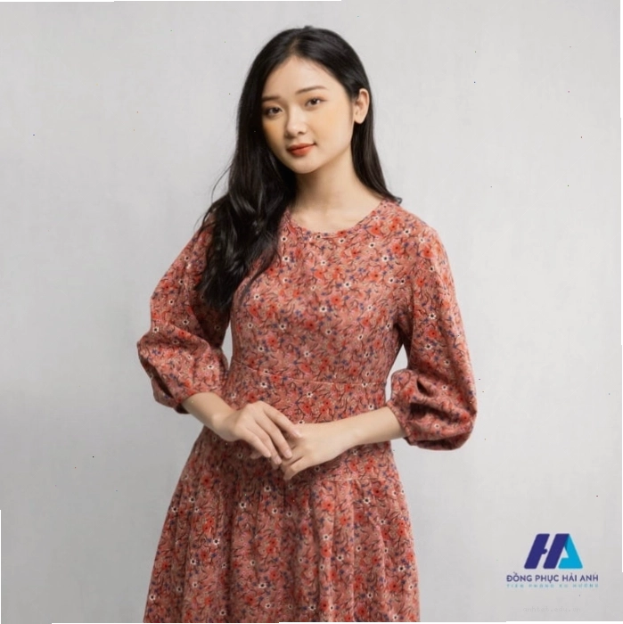Váy nhung tăm hoa nhí dáng dài, màu đỏ rượu, cổ bẻ, tay dài