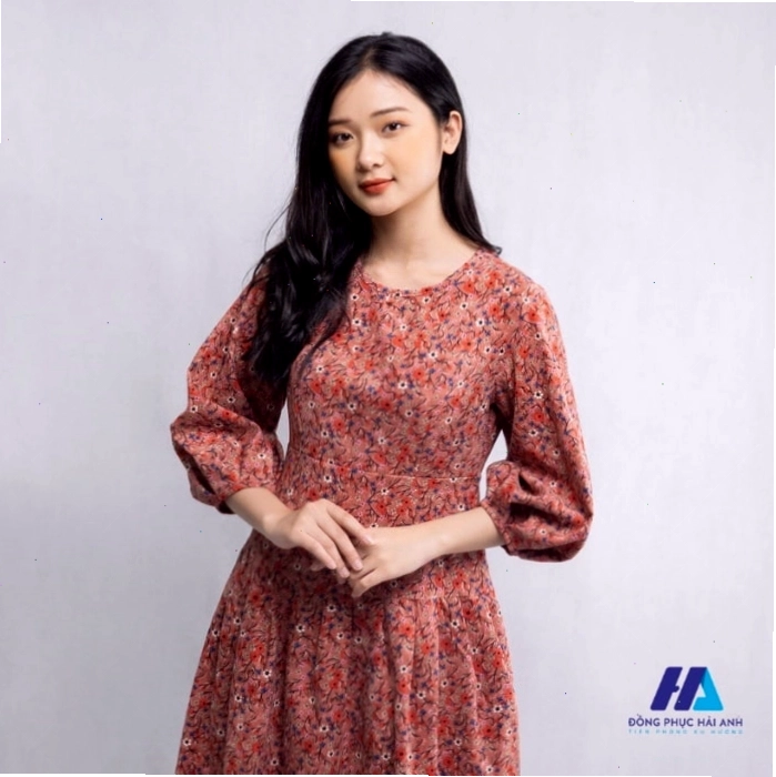 Váy nhung tăm hoa nhí với sắc đỏ đẹp mắt và nổi bật, dáng dài, cổ tròn