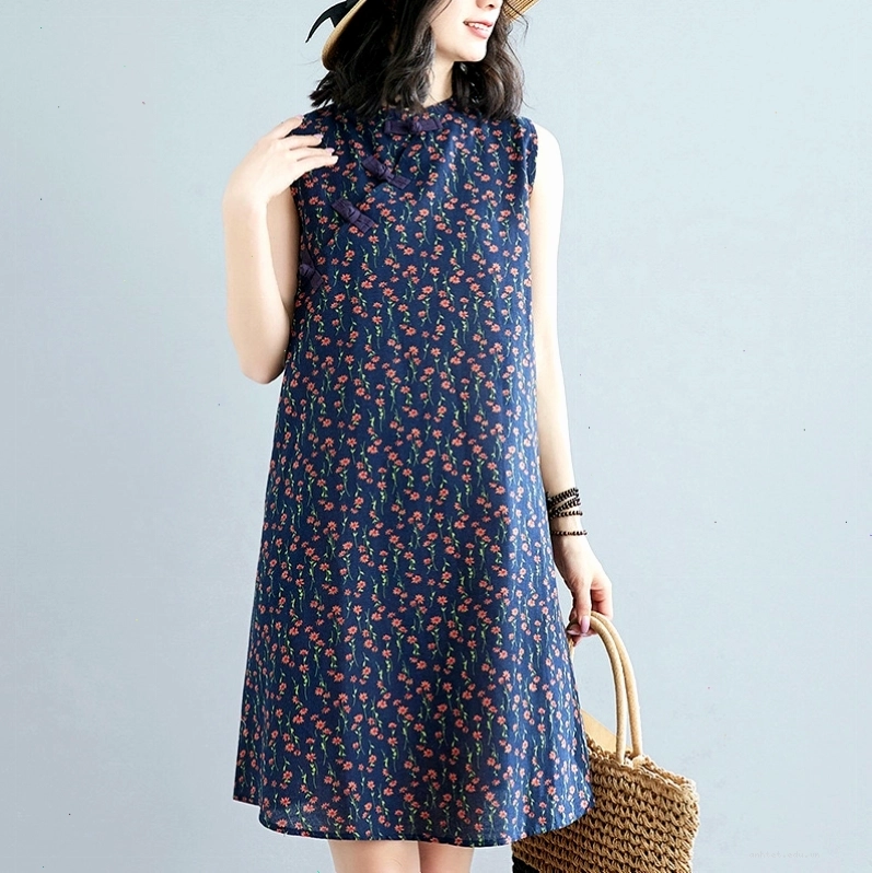 Váy suông hoa nhí, dáng babydoll, tay phồng, cổ tròn, màu xanh dương nhạt với họa tiết hoa trắng, đáng yêu và trẻ trung.